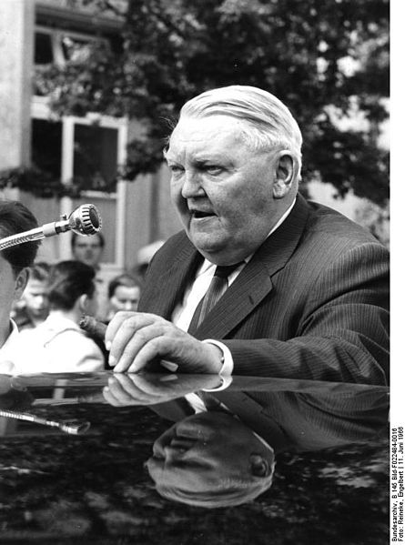 Landtagswahlkampfreise  von Bundeskanzler Erhard im Jahr 1966. (Deutsches Bundesarchiv)